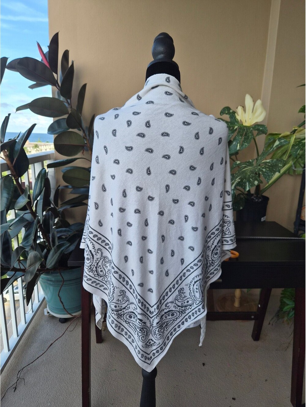 BCBGMAXAZRIA Oversized Triangle Paisley Shawl Scarf White Black Cashmere Blend